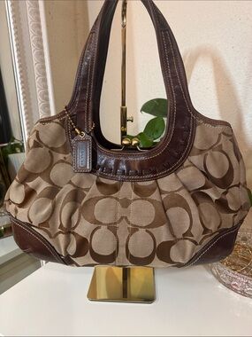 Vintage Coach EUC 2008 Ergo Kiss Lock Shoulder Bag